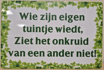 Wie zijn eigen tuintje wiedt metalen wandbord