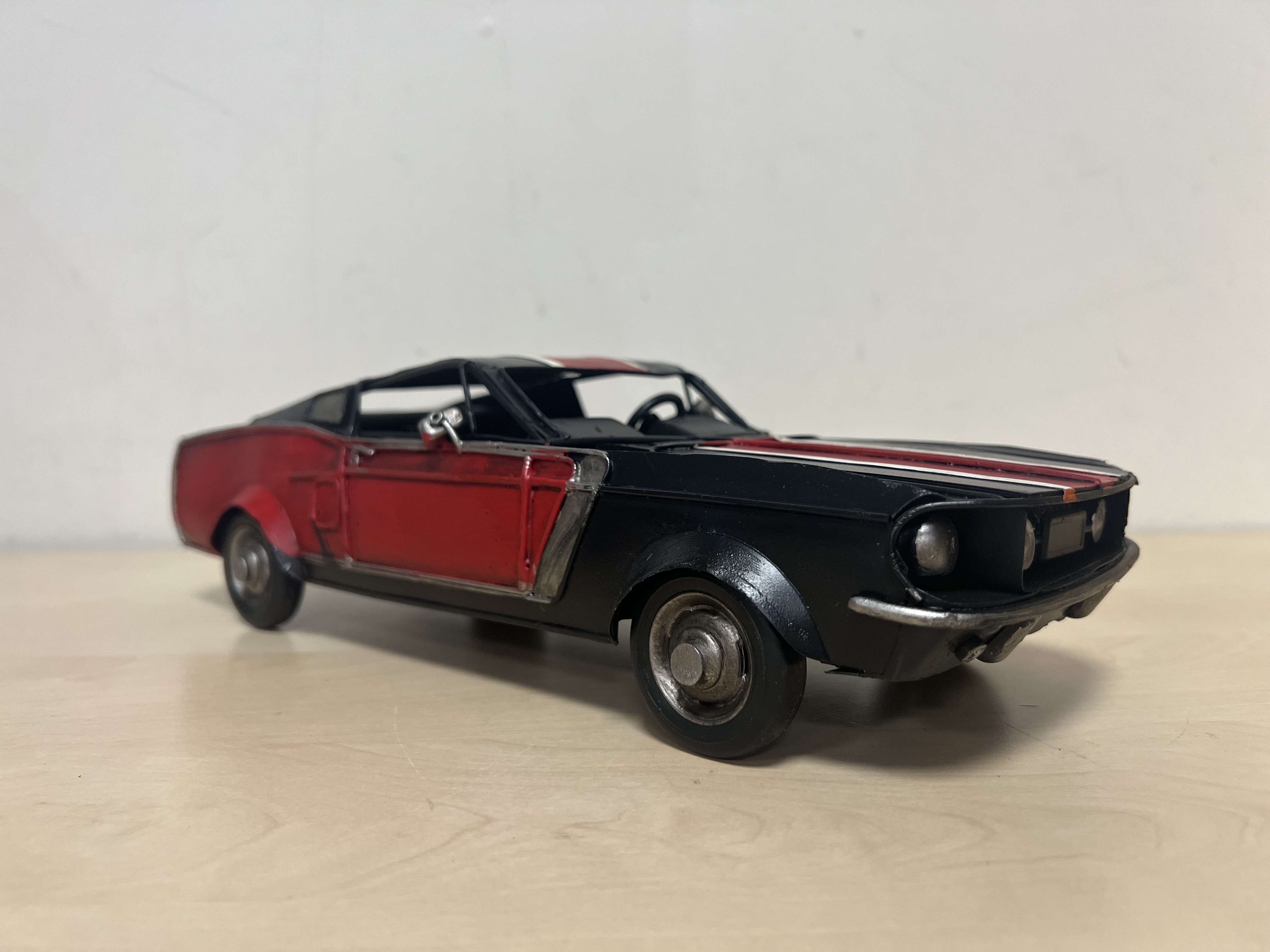 Mustang metalen miniatuur rood zwart