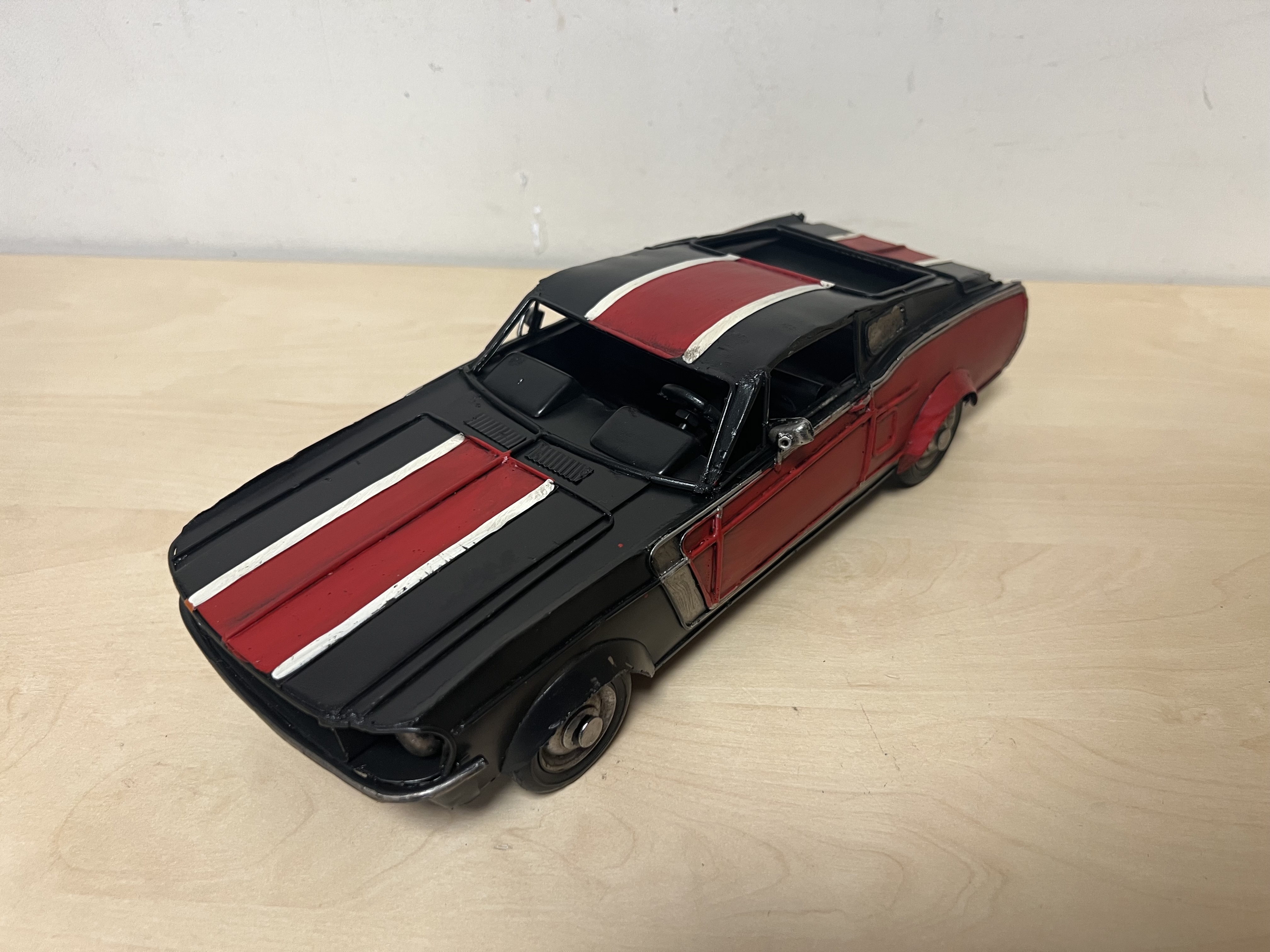 Mustang metalen miniatuur rood zwart